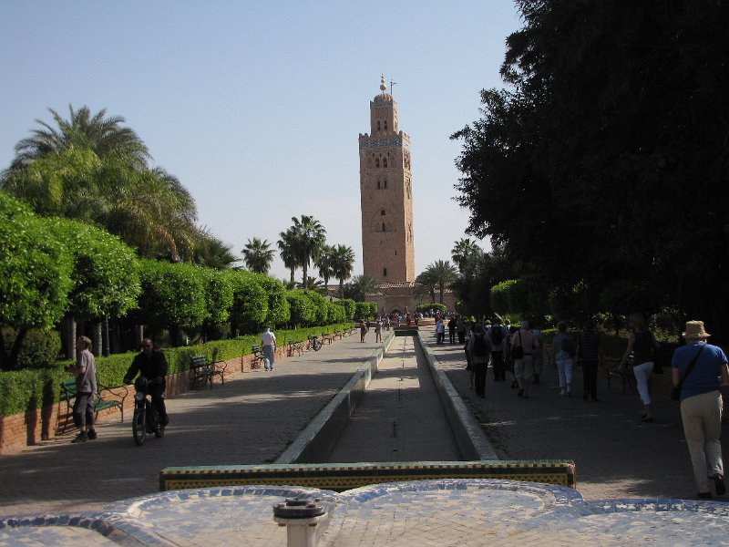 170312_koutoubia moskee.jpg - Na de Jardin Majorelle wil Mustapha ons nog een tuin laten zien. Maar welke weg de chauffeur ook kiest, we komen steeds een politieblokkade tegen. In plaats van de beloofde tuin bezoeken we daarom maar het park rond de Koutoubia-moskee. De minaret dateert uit 1150. De moskee is eigenlijk ouder, maar is een keer herbouwd omat hij niet goed naar Mekka stond gericht.